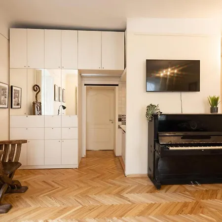 Old Historical One Bedroom شقة